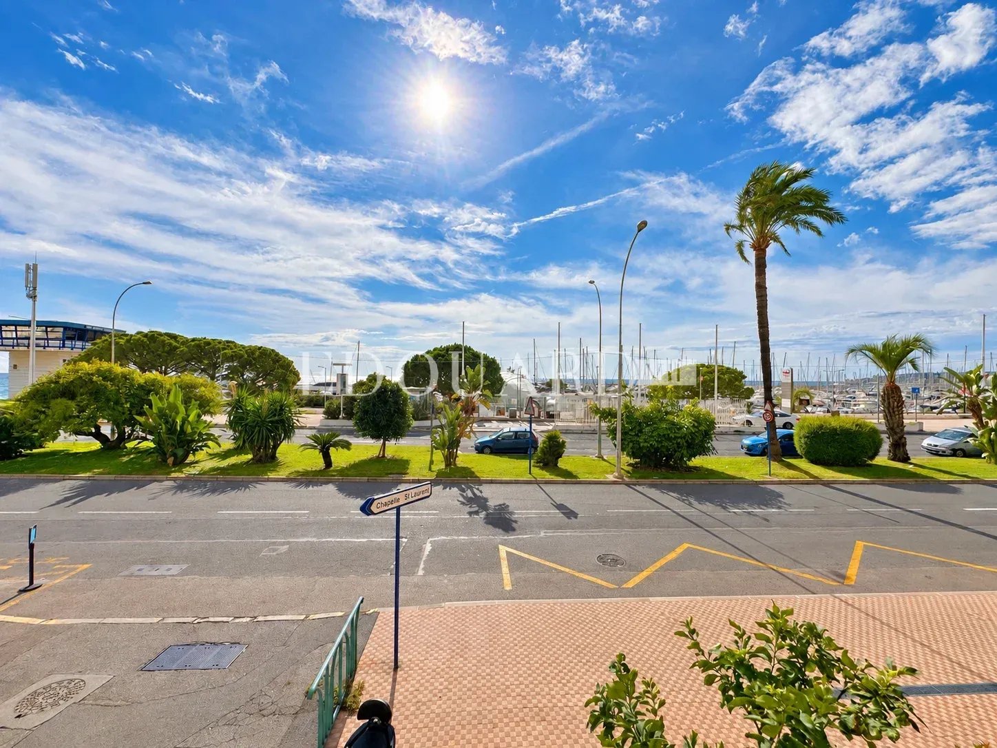 Face au port de plaisance de Menton, en exclusivité studio rénové avec terrasse et agréable vue mer