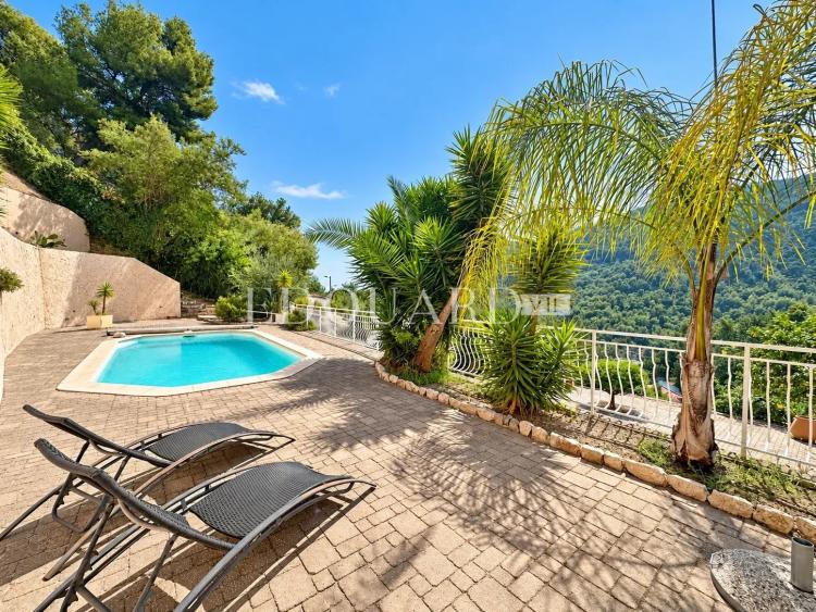 Sur la commune de Gorbio, à vendre maison indépendante avec vaste terrain constructible