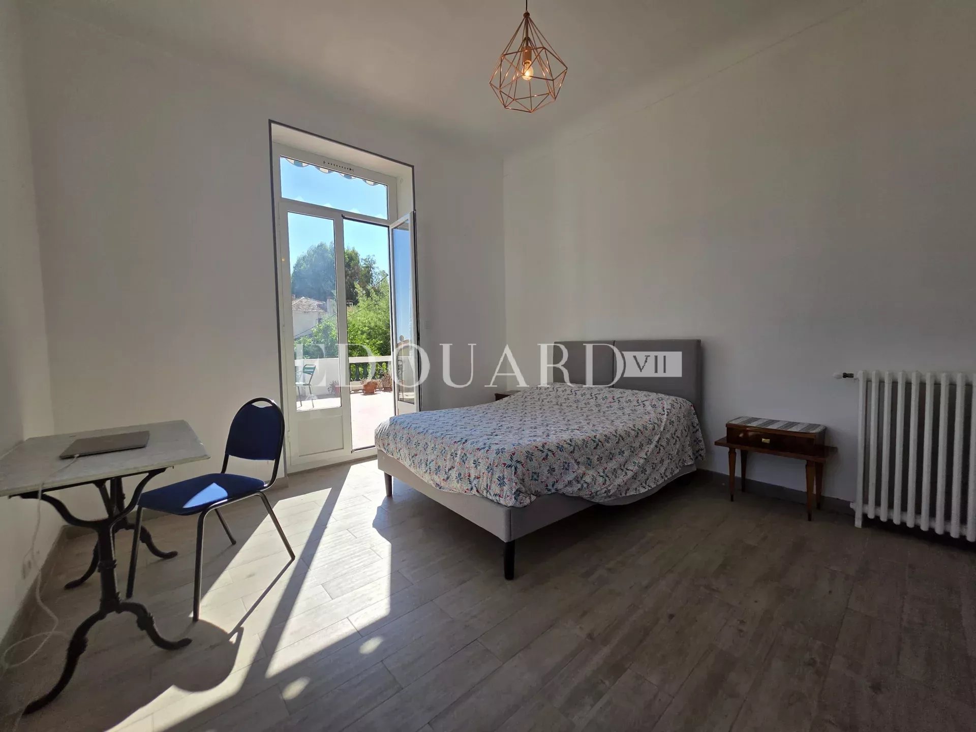 En exclusivité trois pièces à vendre avec splendide terrasse et agréable vue panoramique jusqu’à la mer
