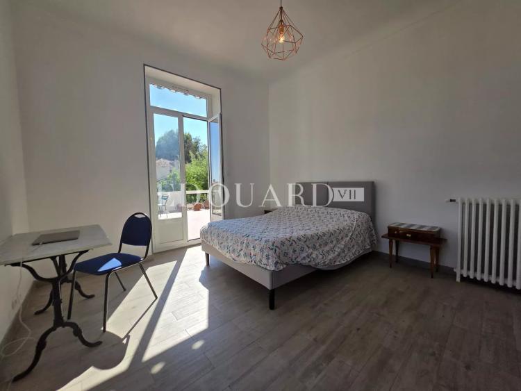 En exclusivité trois pièces à vendre avec splendide terrasse et agréable vue panoramique jusqu’à la mer