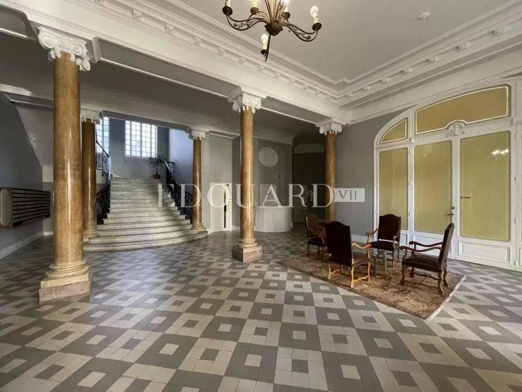 En exclusivité studio avec échappée mer, dans magnifique immeuble bourgeois en plein centre de Menton