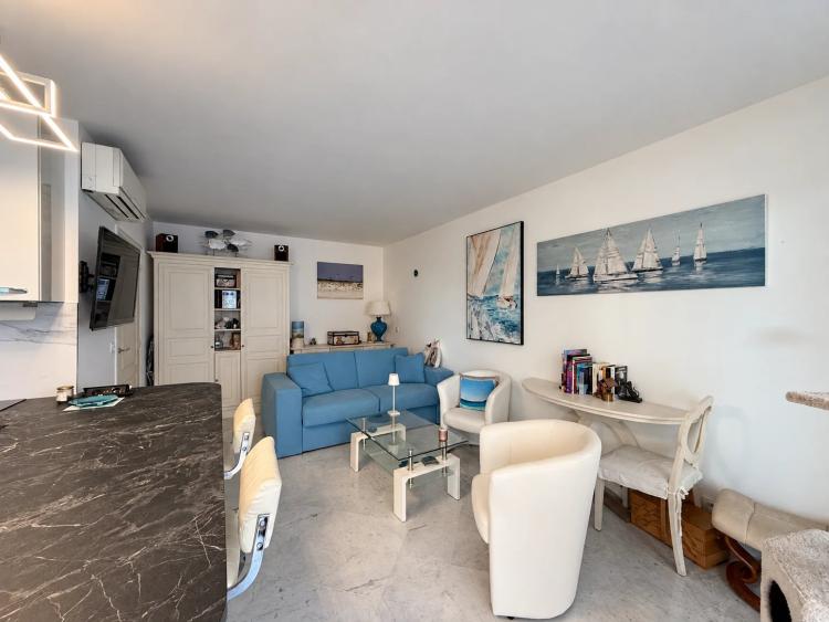 Deux pièces avec terrasse et agréable vue mer, dans résidence de grand standing face aux plages