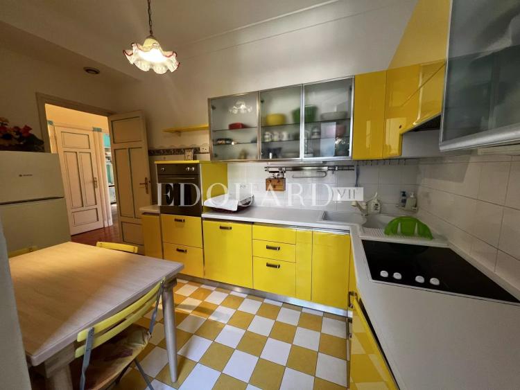 En exclusivité trois pièces à vendre avec belle vue sur la ville jusqu’à la mer, en plein centre de Menton