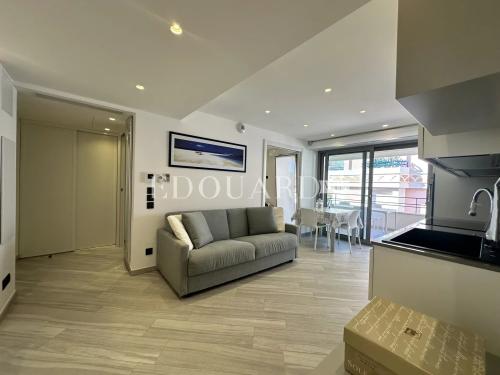 Trois pièces en superbe état avec grande terrasse et possibilité vaste garage, en plein centre de Menton