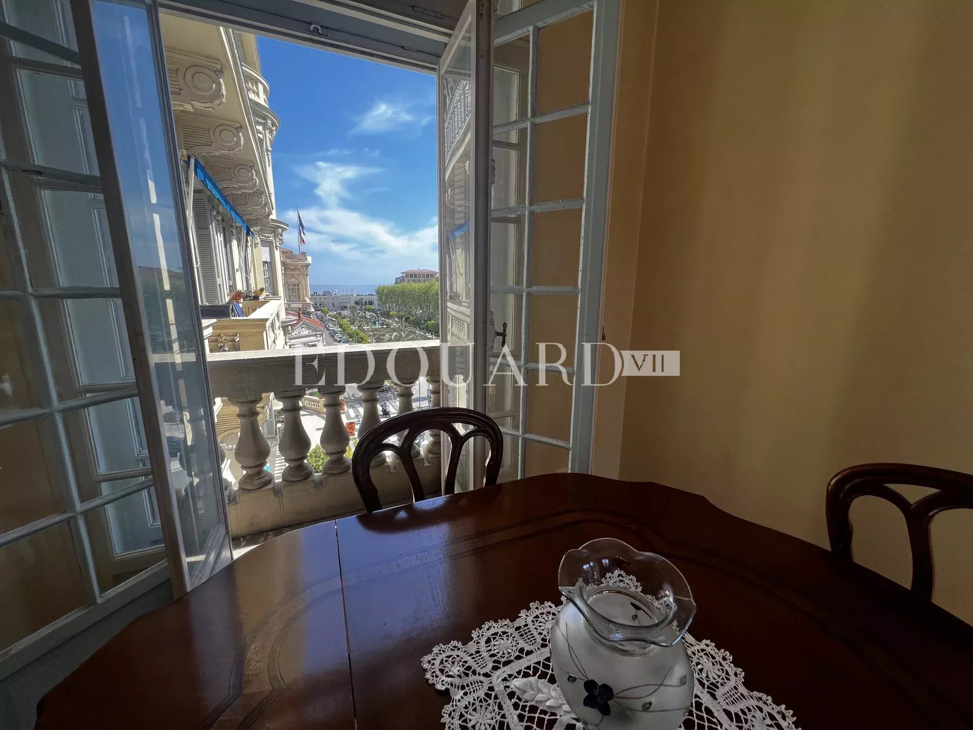 En exclusivité trois pièces à vendre avec belle vue sur la ville jusqu’à la mer, en plein centre de Menton