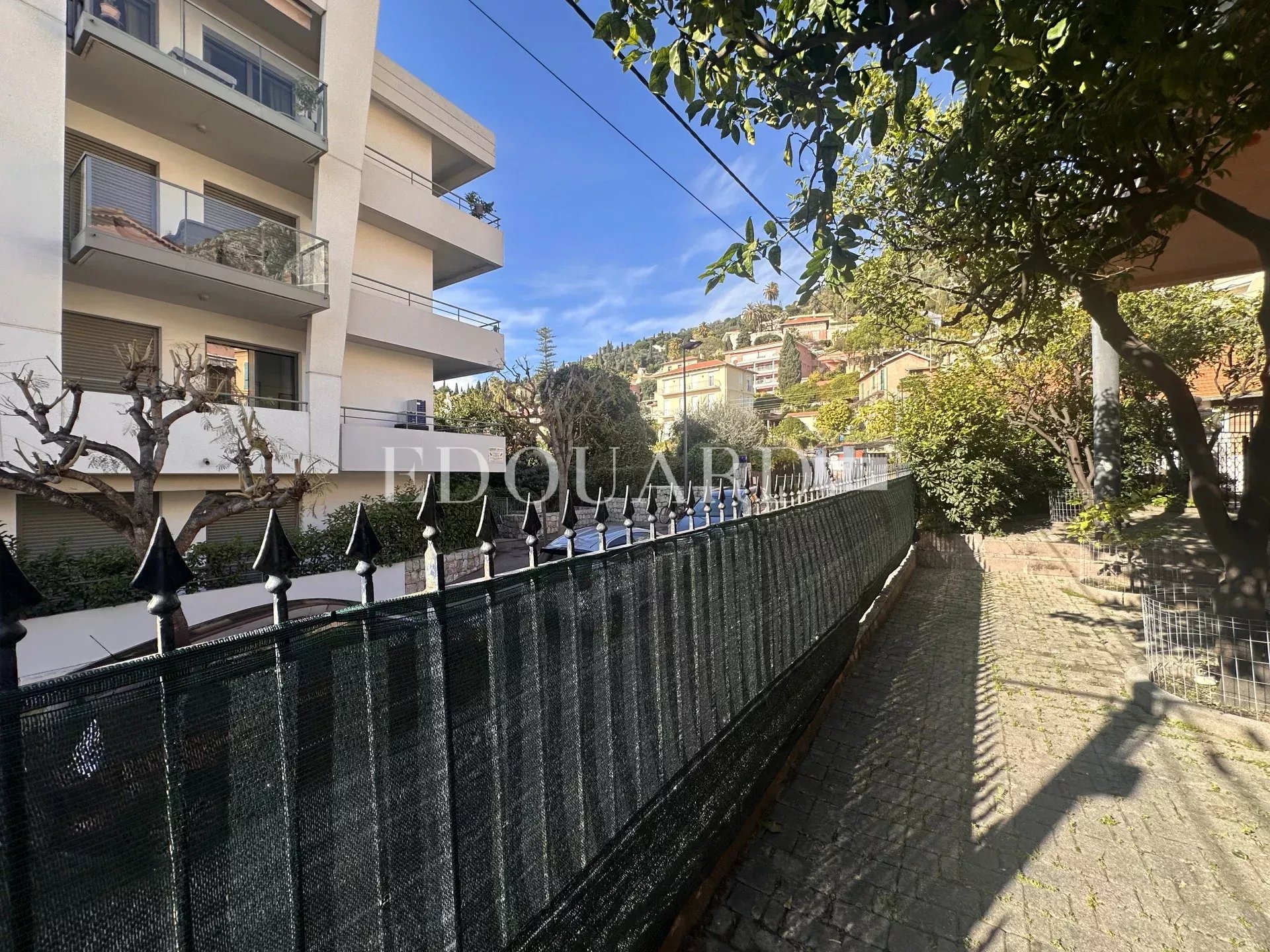 Trois pièces à vendre avec grande terrasse, au cœur du splendide quartier résidentiel de Garavan, exclusivité