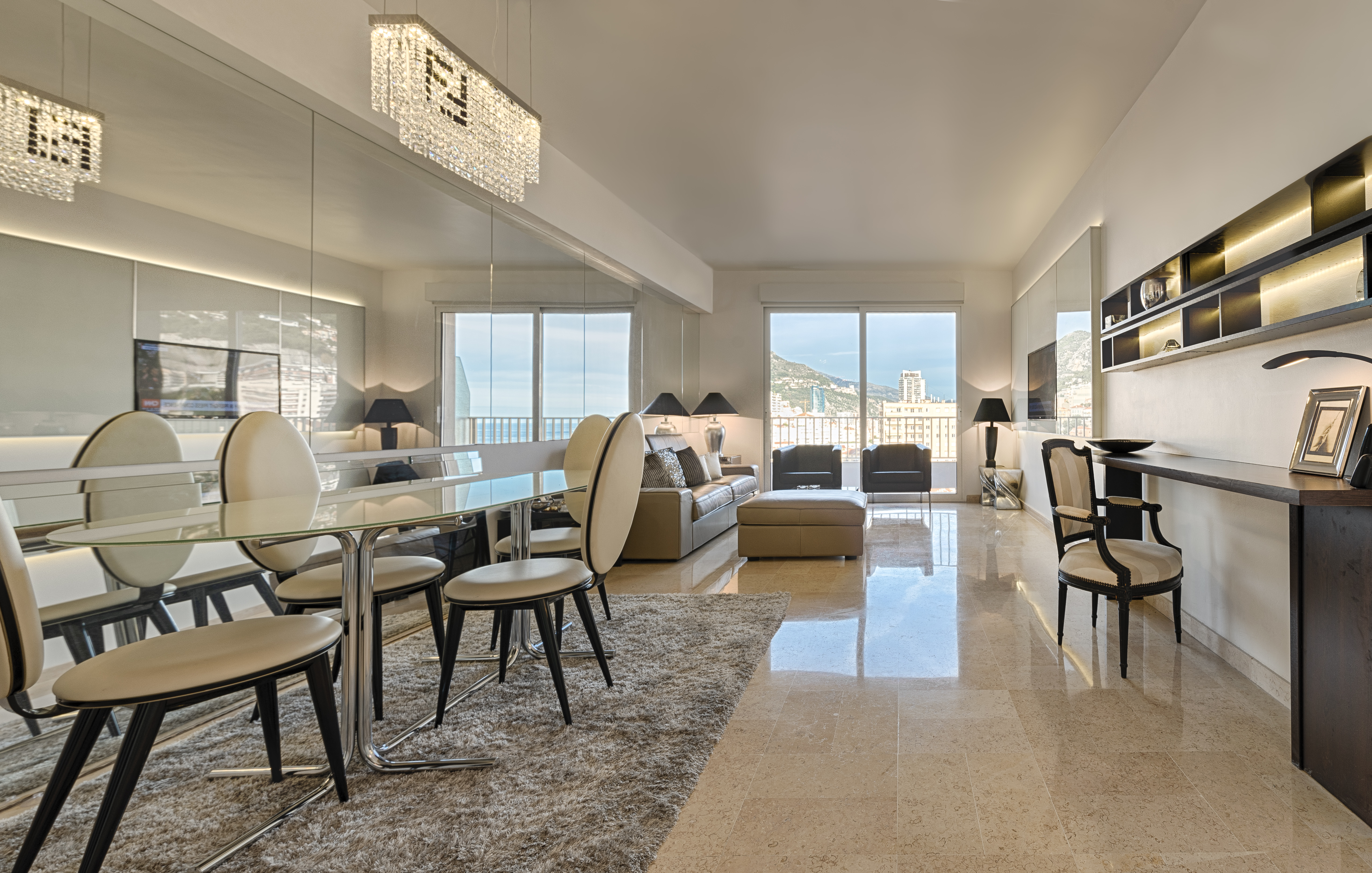 Appartement de quatre pièces en excellent état et élégamment meublé, avec vue sur la mer