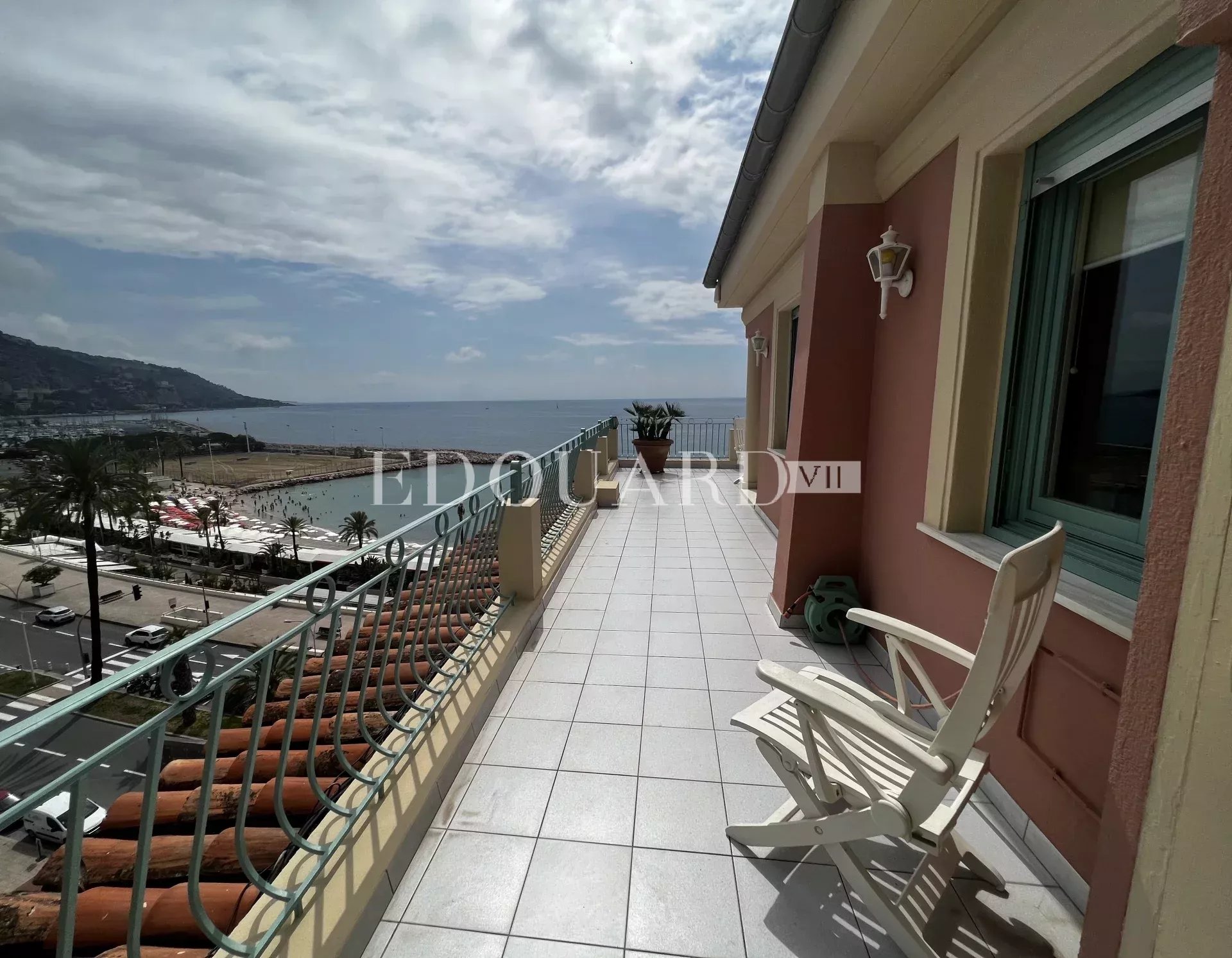 Penthouse avec spectaculaire terrasse et superbe vue mer, au dernier étage d’un splendide immeuble d’époque