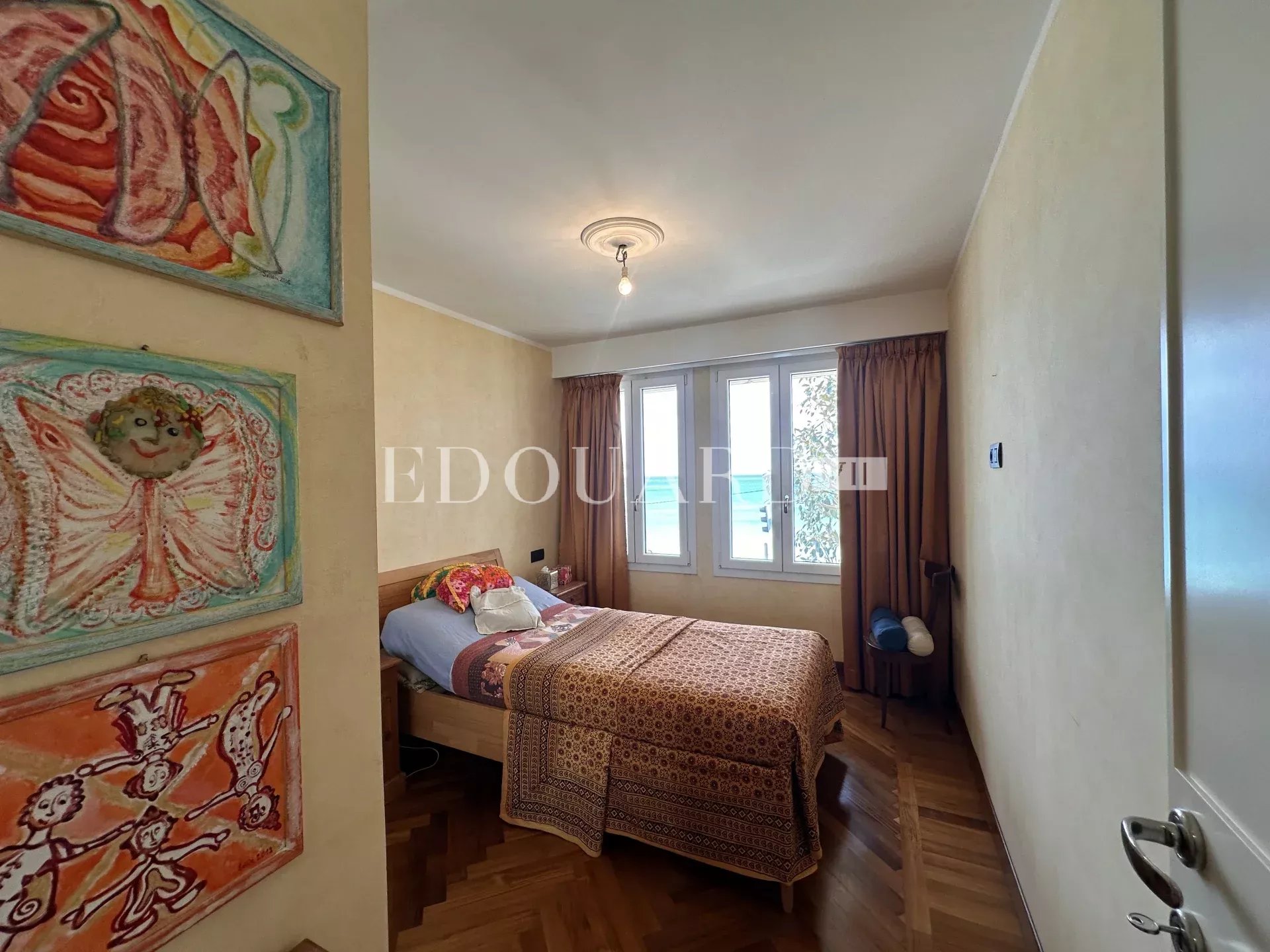 Dans résidence de luxe, deux pièces avec grande terrasse,  belle vue mer,  cave et parking en sous-sol
