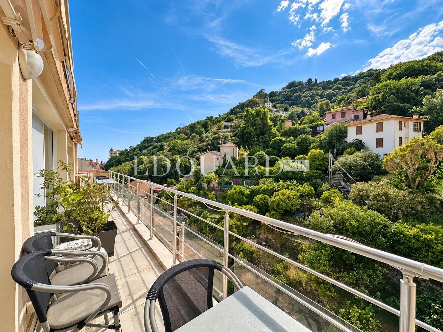 En exclusivité quatre pièces avec terrasse et parking, sur l'entier avant dernier étage d’un immeuble récent