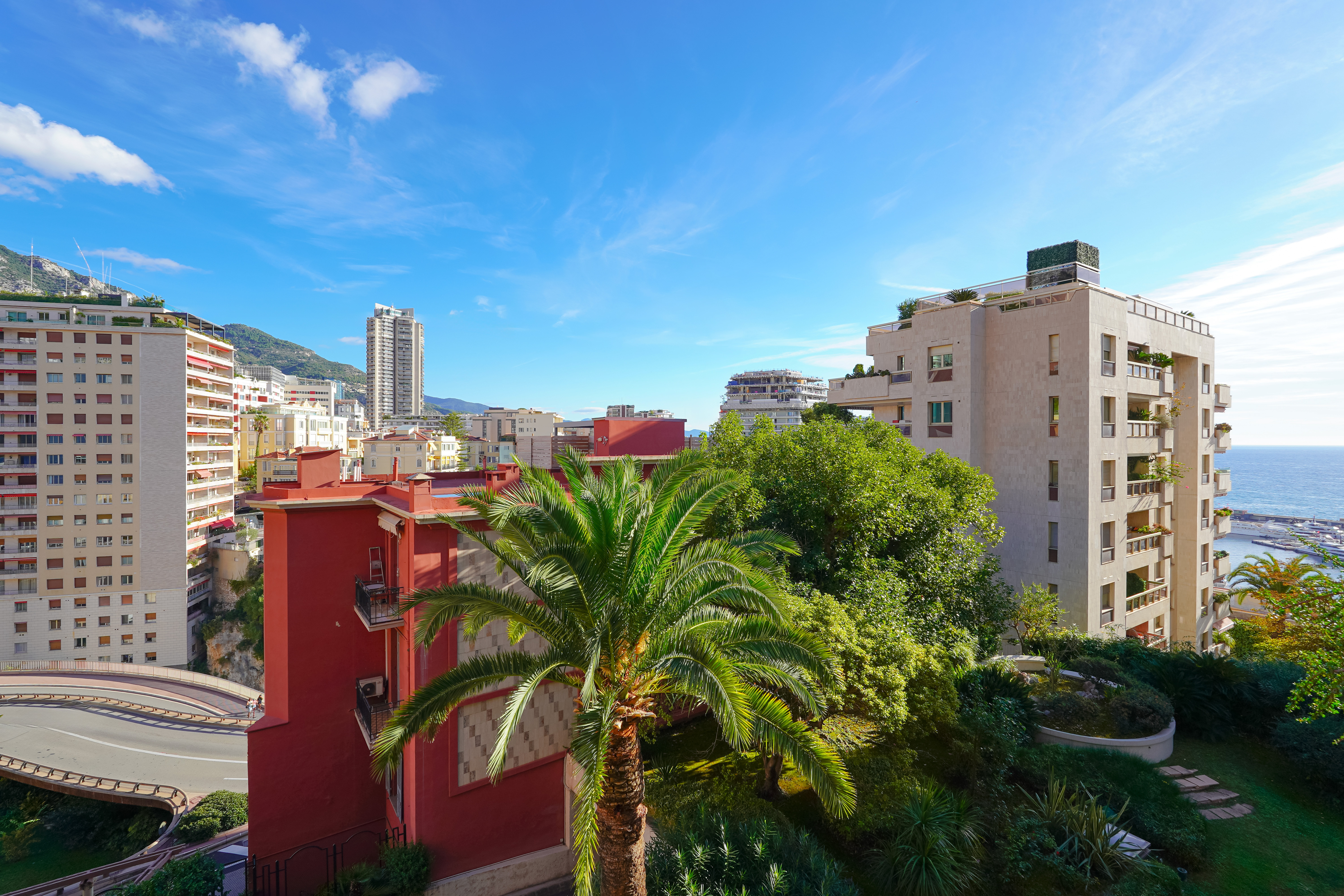 MONEGHETTI - GRAND STUDIO AVEC TERRASSE - USAGE MIXTE