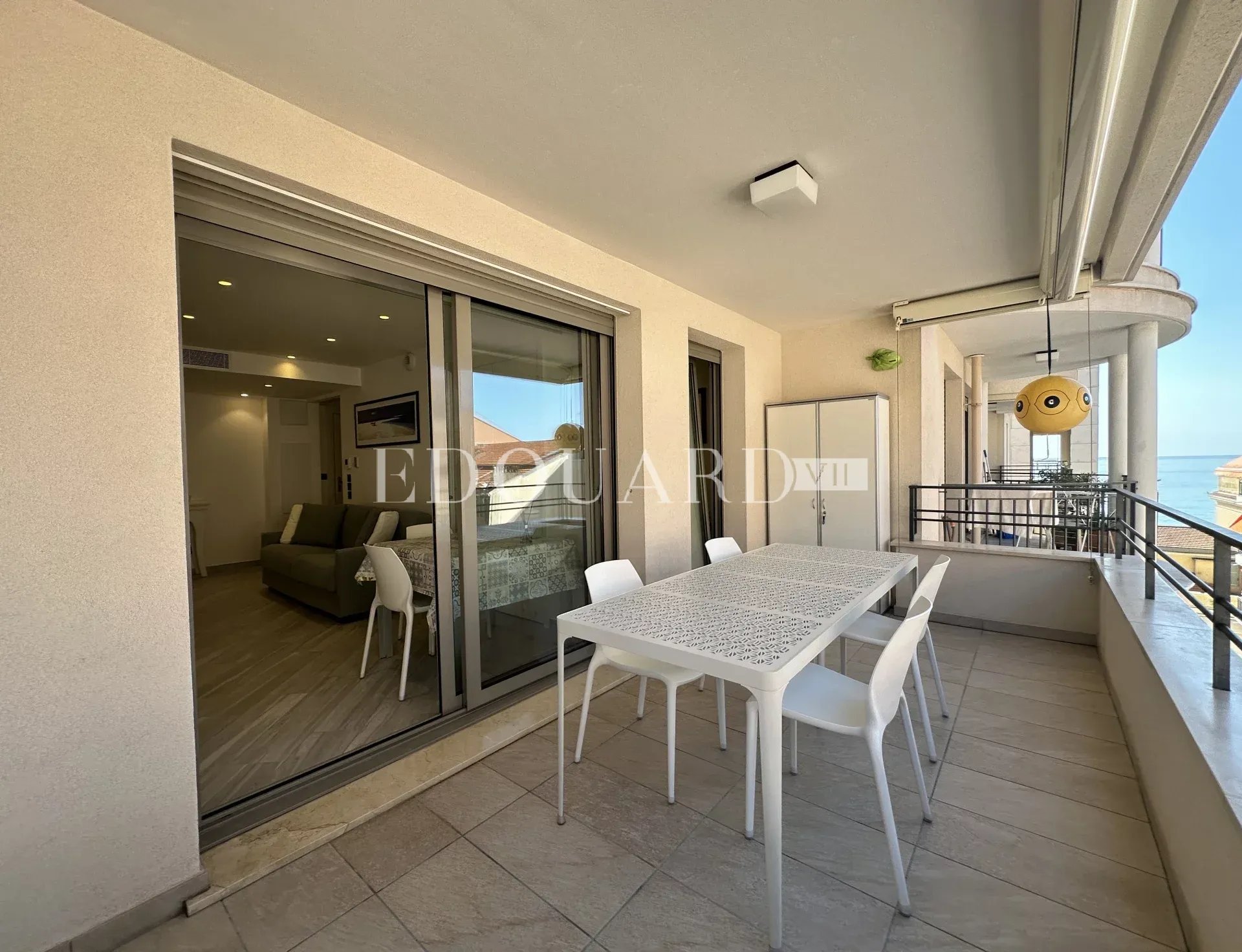 Trois pièces en superbe état avec grande terrasse et possibilité vaste garage, en plein centre de Menton