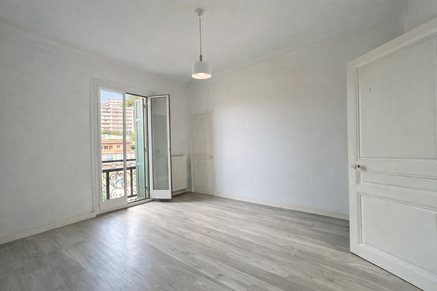Menton – Cinq pièces de 105,60 m² en dernier étage, trois chambres