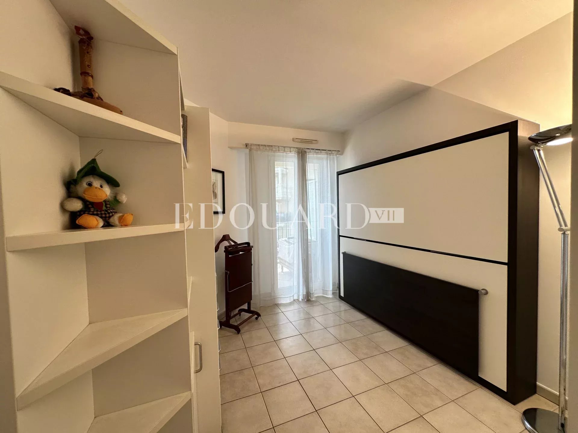 Deux pièces en bon état avec terrasse et belle vue mer, dans prestigieux immeuble face aux plages