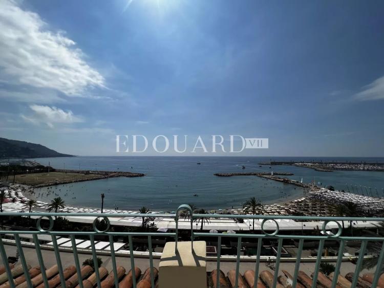 Penthouse avec spectaculaire terrasse et superbe vue mer, au dernier étage d’un splendide immeuble d’époque