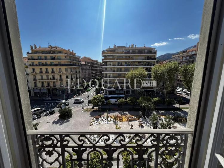 En exclusivité trois pièces à vendre avec belle vue sur la ville jusqu’à la mer, en plein centre de Menton