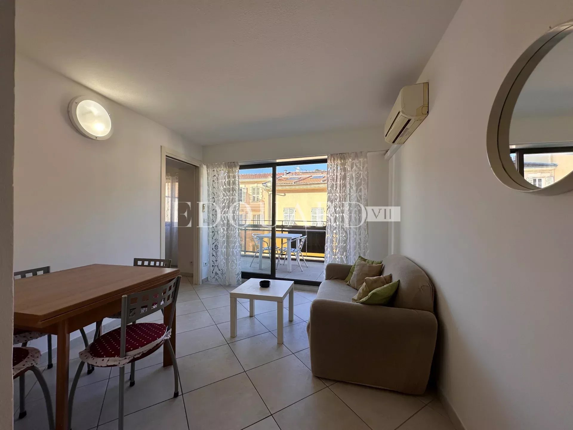 En exclusivité deux pièces en bon état avec terrasse, dans bel immeuble recent en plein centre de Menton