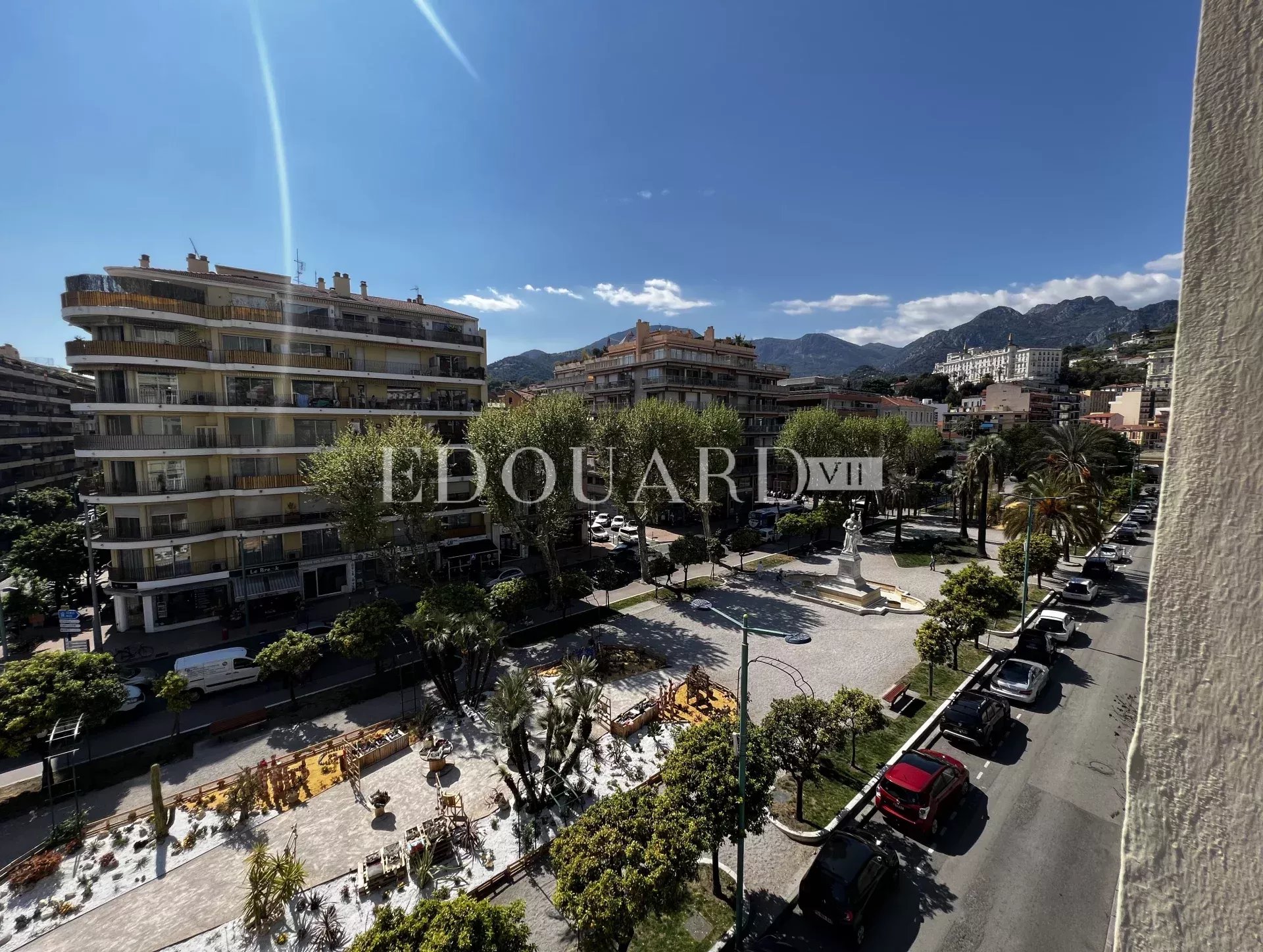 En exclusivité trois pièces à vendre avec belle vue sur la ville jusqu’à la mer, en plein centre de Menton