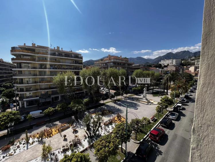 En exclusivité trois pièces à vendre avec belle vue sur la ville jusqu’à la mer, en plein centre de Menton