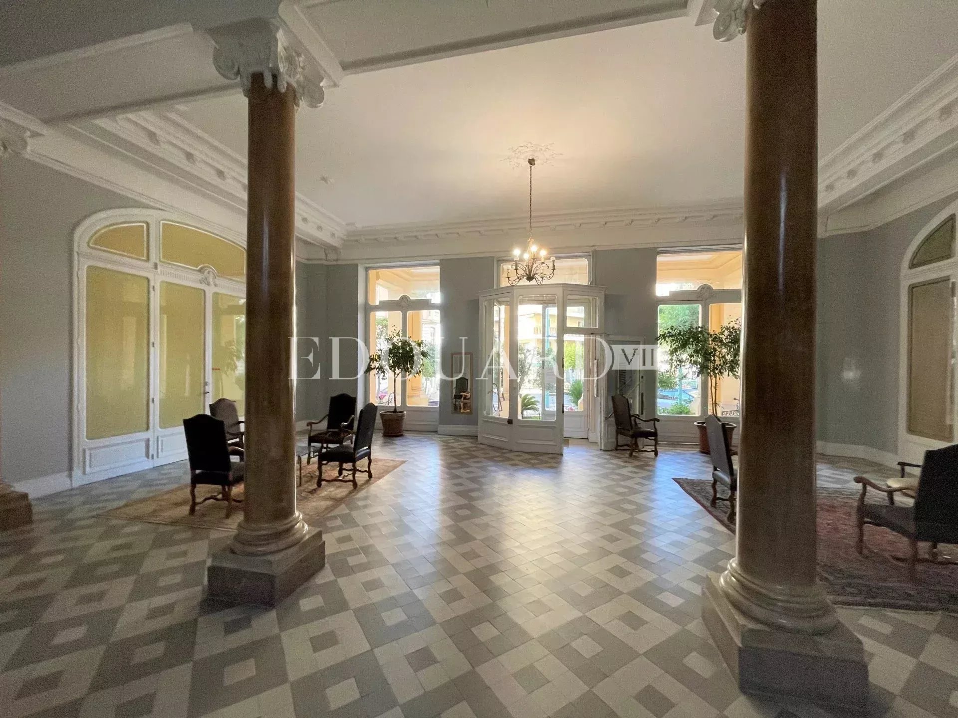 En exclusivité studio avec échappée mer, dans magnifique immeuble bourgeois en plein centre de Menton