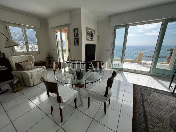 Penthouse avec spectaculaire terrasse et superbe vue mer, au dernier étage d’un splendide immeuble d’époque