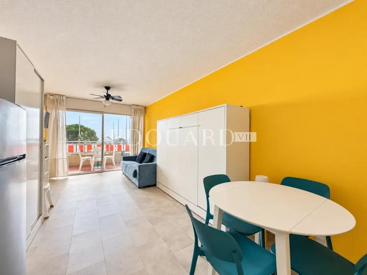 Face au port de plaisance de Menton, en exclusivité studio rénové avec terrasse et agréable vue mer