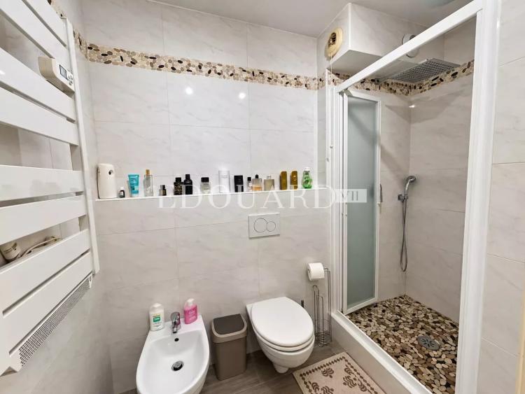 Deux pièces rénové à vendre avec terrasse et cave, au premier étage d’un immeuble moderne