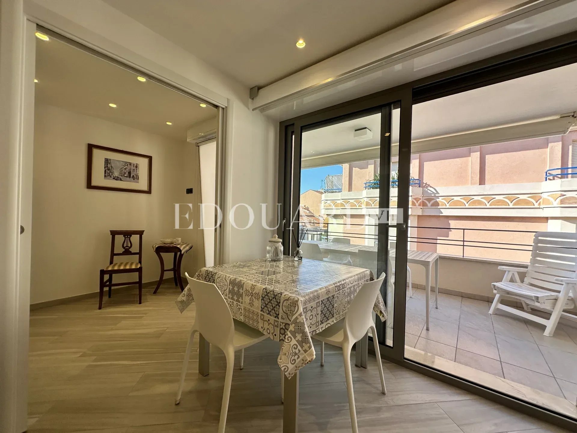 Trois pièces en superbe état avec grande terrasse et possibilité vaste garage, en plein centre de Menton