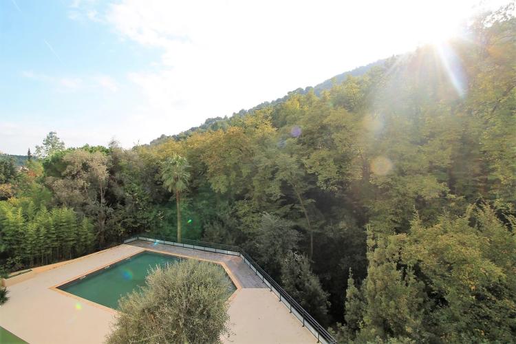 Bel trois pièces en excellent état dans résidence moderne avec piscine et performante sur le plan énergétique