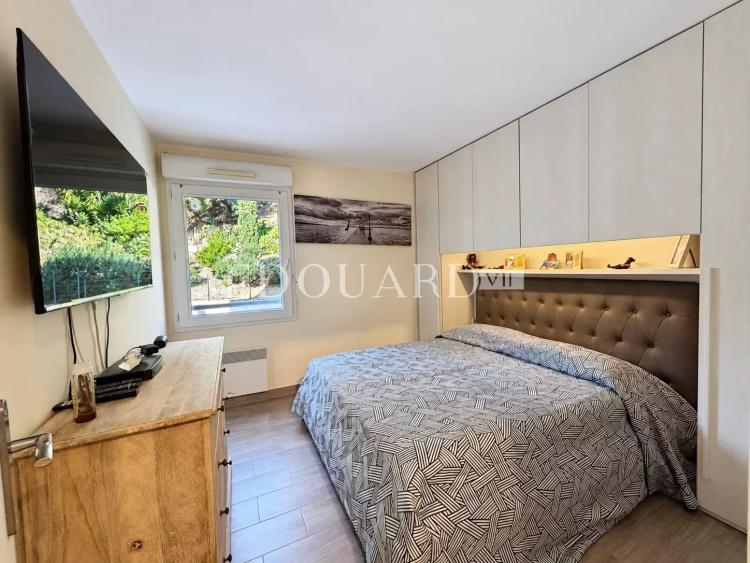 Deux pièces rénové à vendre avec terrasse et cave, au premier étage d’un immeuble moderne