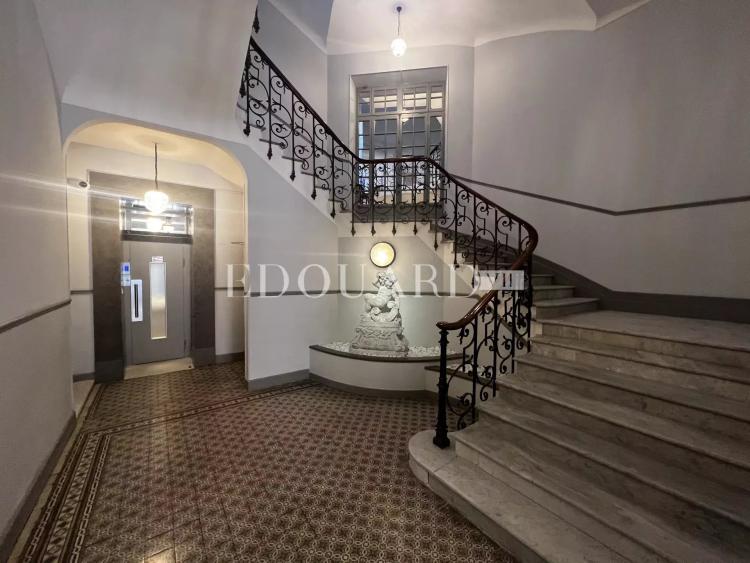 En exclusivité trois pièces à vendre avec belle vue sur la ville jusqu’à la mer, en plein centre de Menton