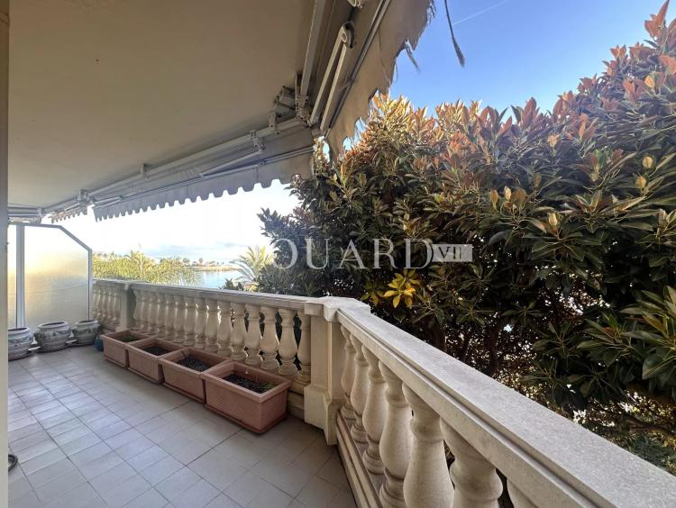 Dans résidence de luxe, deux pièces avec terrasse, balcon, belle vue mer,  cave et parking en sous-sol