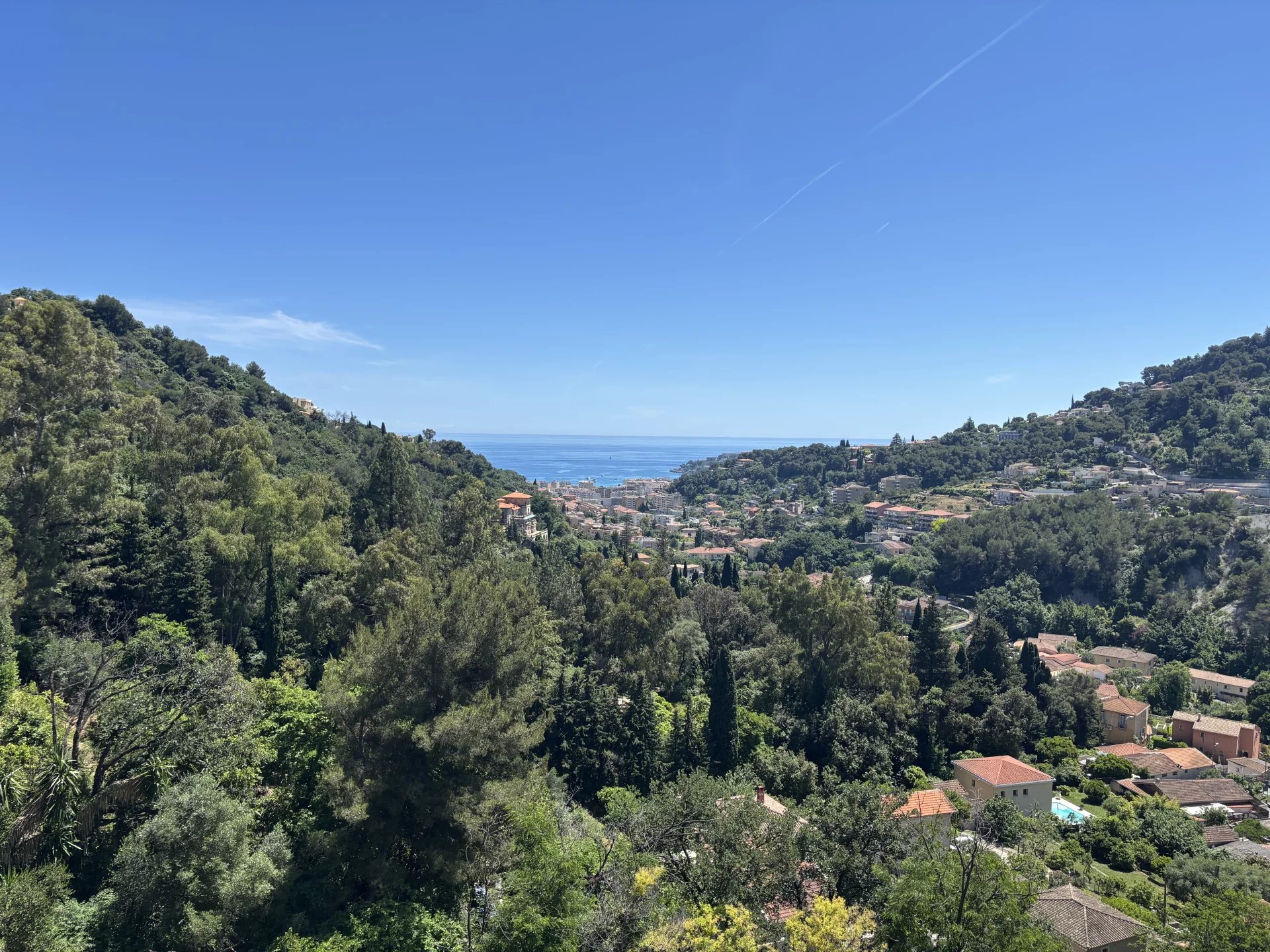 Trois pièces en bon état avec jolie terrasse, belle vue panoramique jusqu'à la mer, cave, possibilité garage