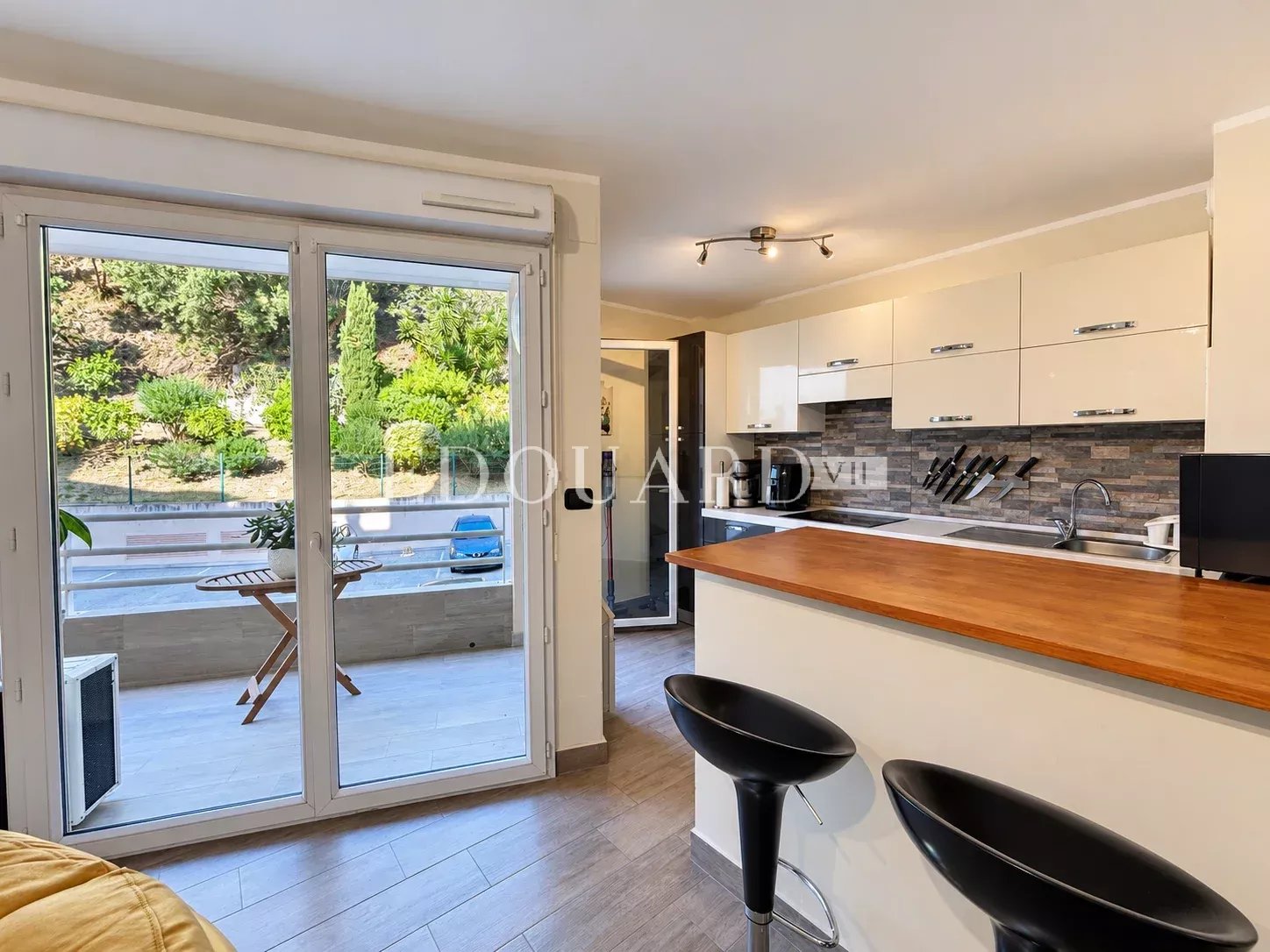 Deux pièces rénové à vendre avec terrasse et cave, au premier étage d’un immeuble moderne