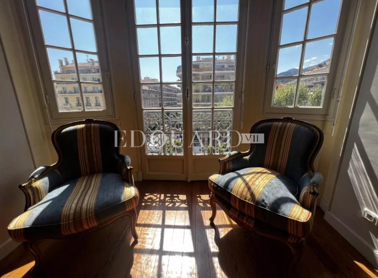 En exclusivité trois pièces à vendre avec belle vue sur la ville jusqu’à la mer, en plein centre de Menton