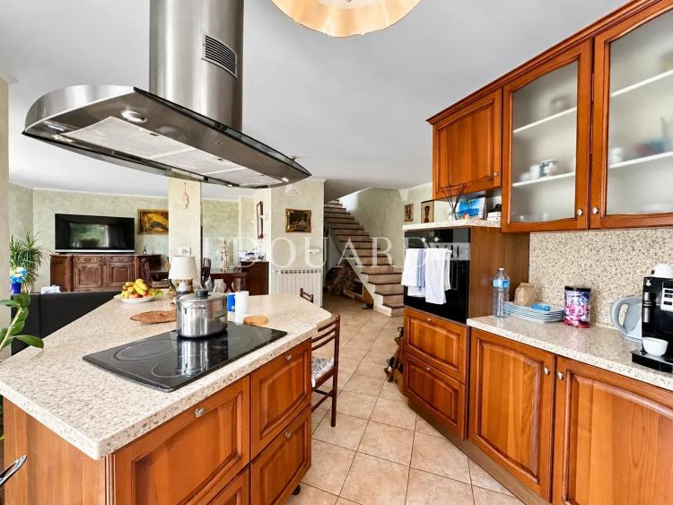 Sur la commune de Gorbio, à vendre maison indépendante avec vaste terrain constructible