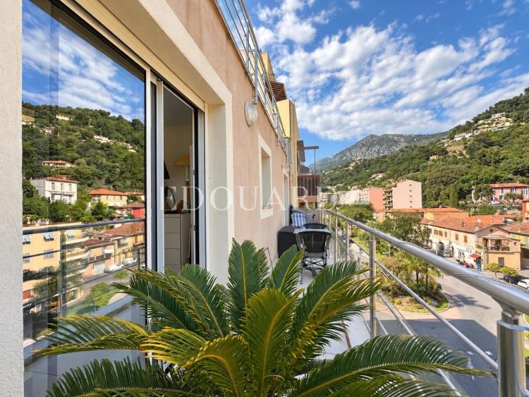 En exclusivité quatre pièces avec terrasse et parking, sur l'entier avant dernier étage d’un immeuble récent
