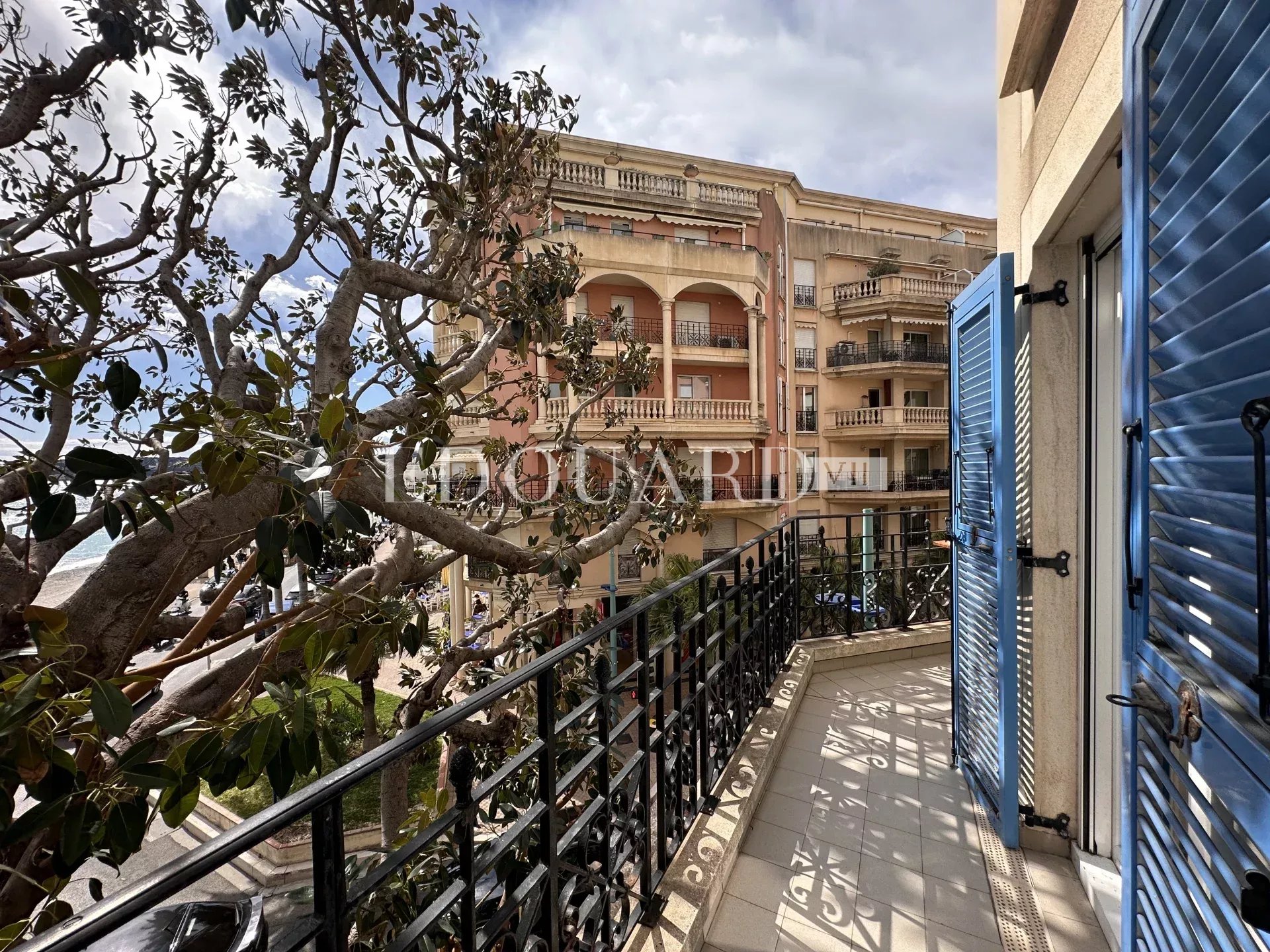 Dans résidence de luxe, deux pièces avec grande terrasse,  belle vue mer,  cave et parking en sous-sol