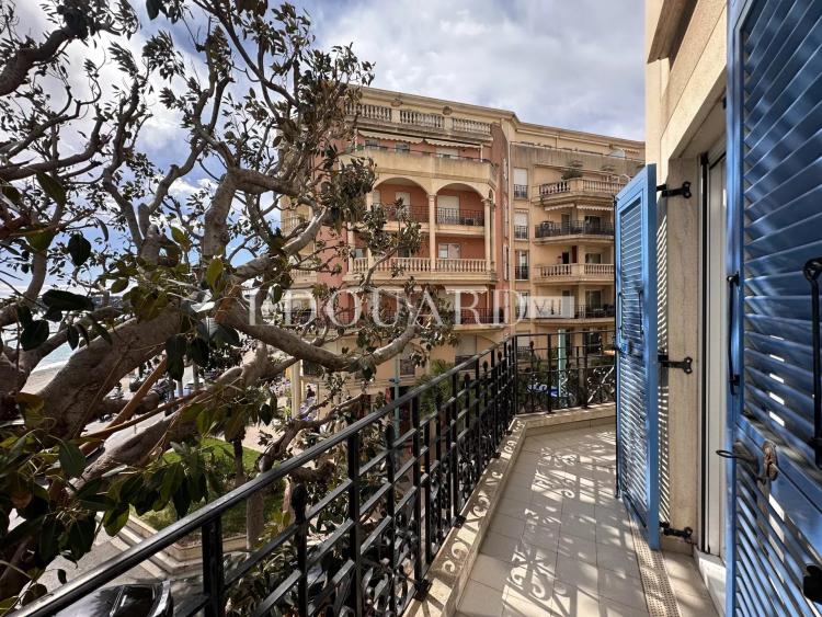 Dans résidence de luxe, deux pièces avec grande terrasse,  belle vue mer,  cave et parking en sous-sol