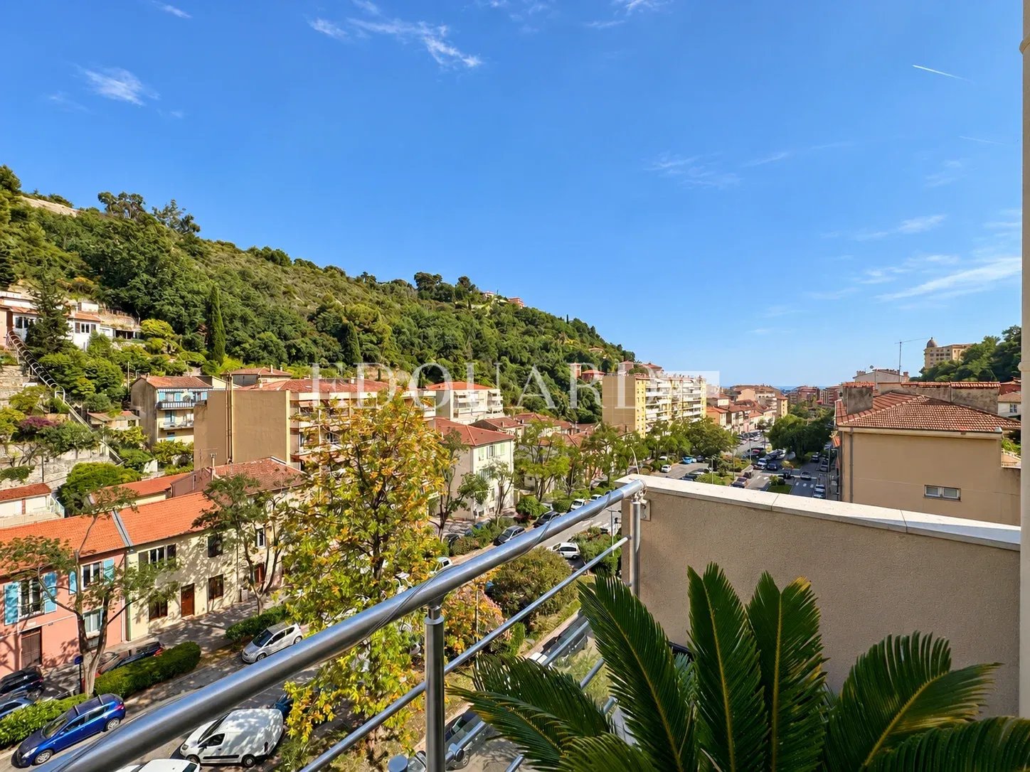 En exclusivité quatre pièces avec terrasse et parking, sur l'entier avant dernier étage d’un immeuble récent