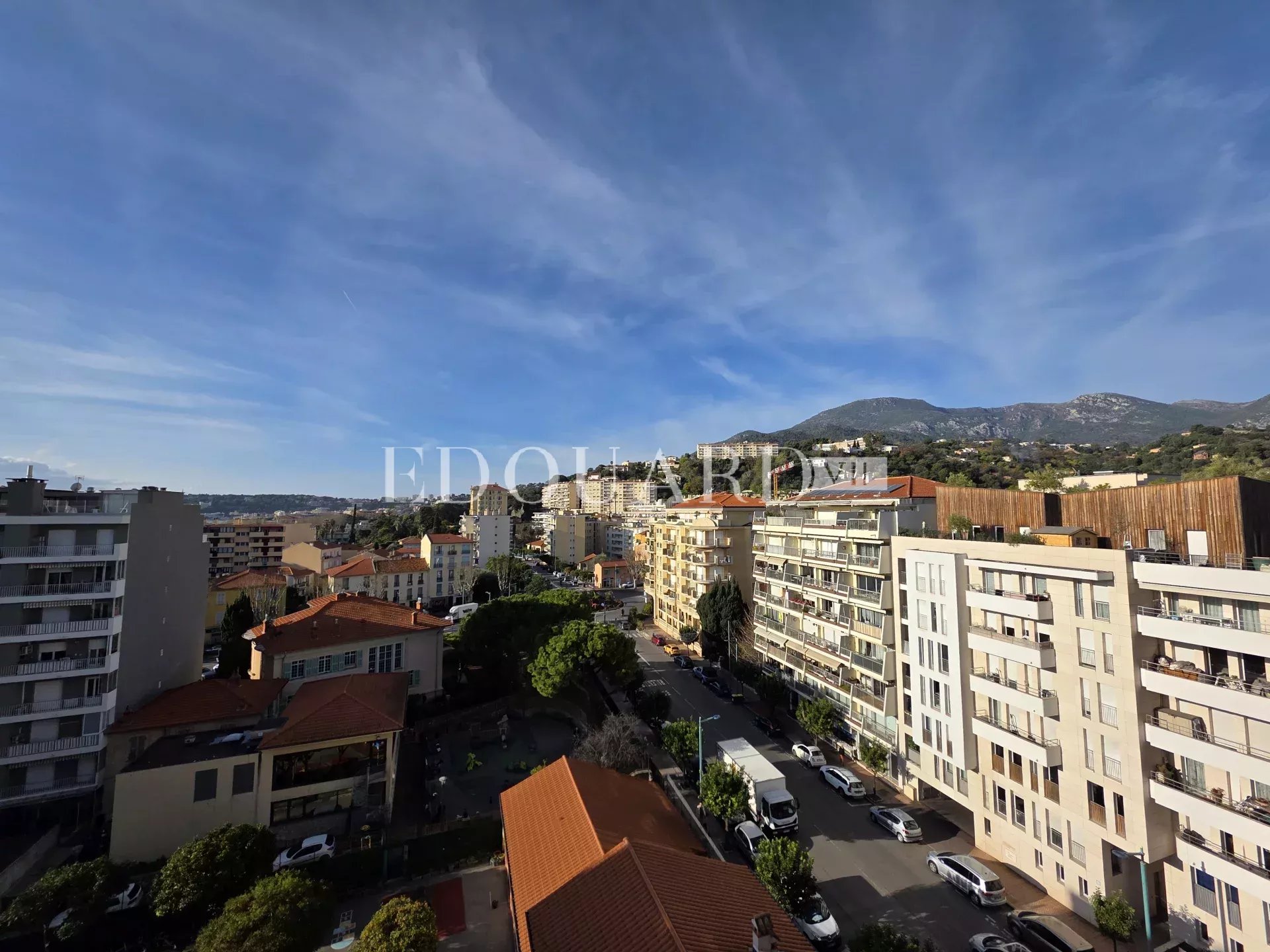 Cinq pièces en dernier étage avec vaste terrasse, belle vue mer et montagnes, cave et garage