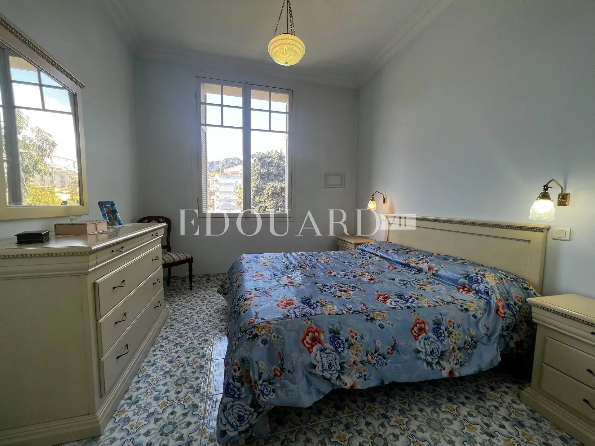 En exclusivité trois pièces à vendre avec belle vue sur la ville jusqu’à la mer, en plein centre de Menton