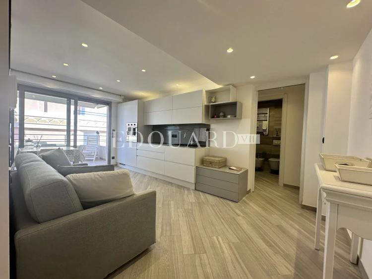 Trois pièces en superbe état avec grande terrasse et possibilité vaste garage, en plein centre de Menton