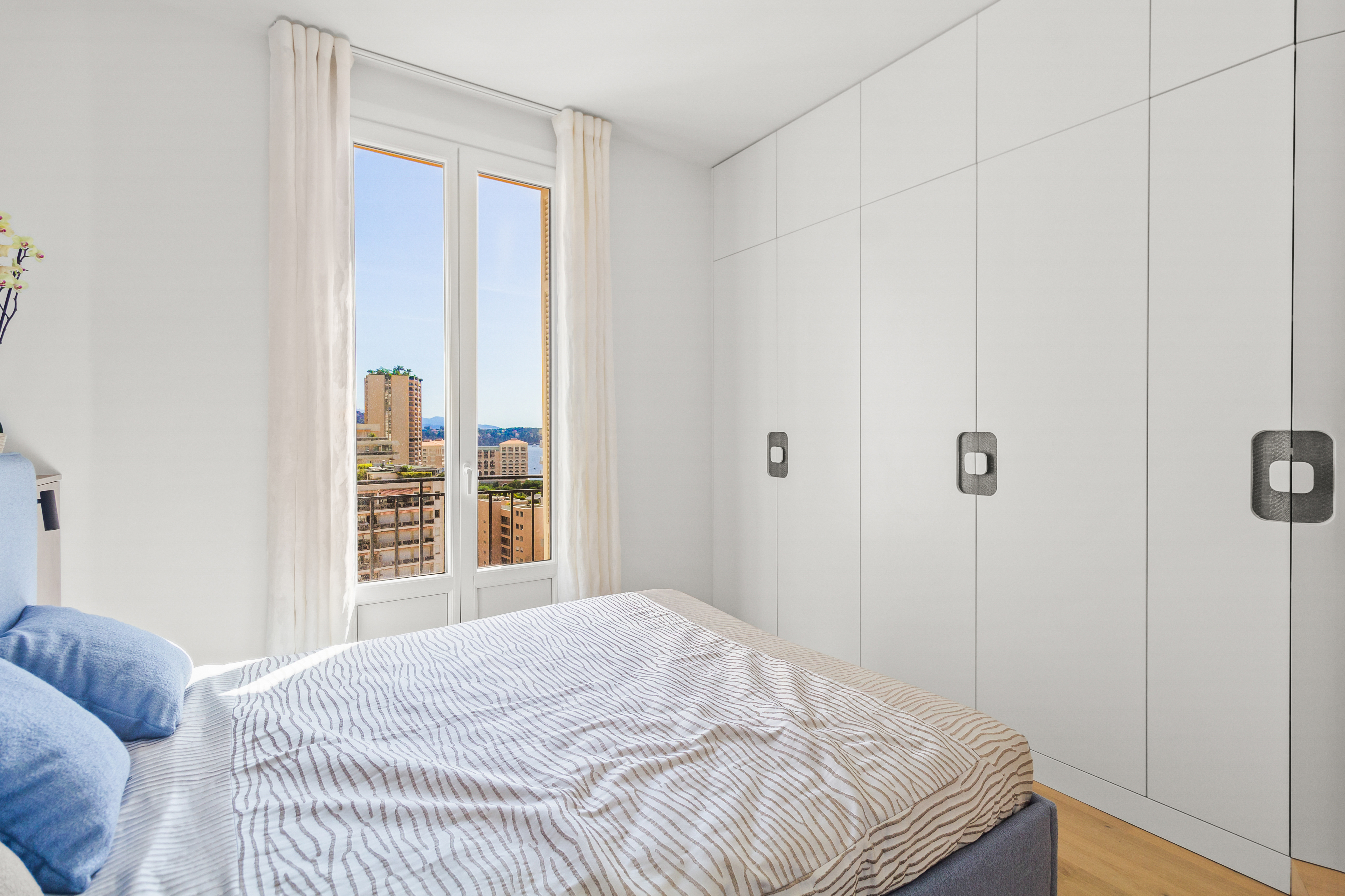 Appartement rénové de deux pièces avec une vue jusqu’à la mer