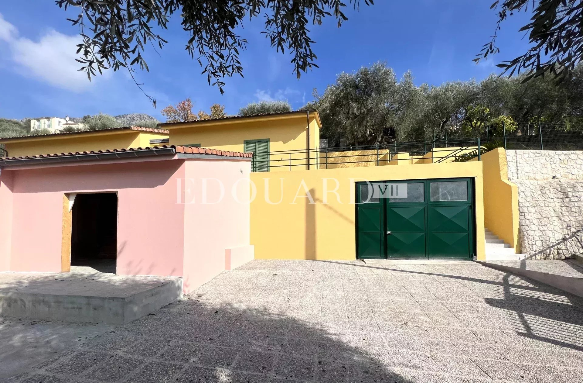 Villa en cours de rénovation avec vaste terrain, spacieuse terrasse, double garage et parking. Exclusivité