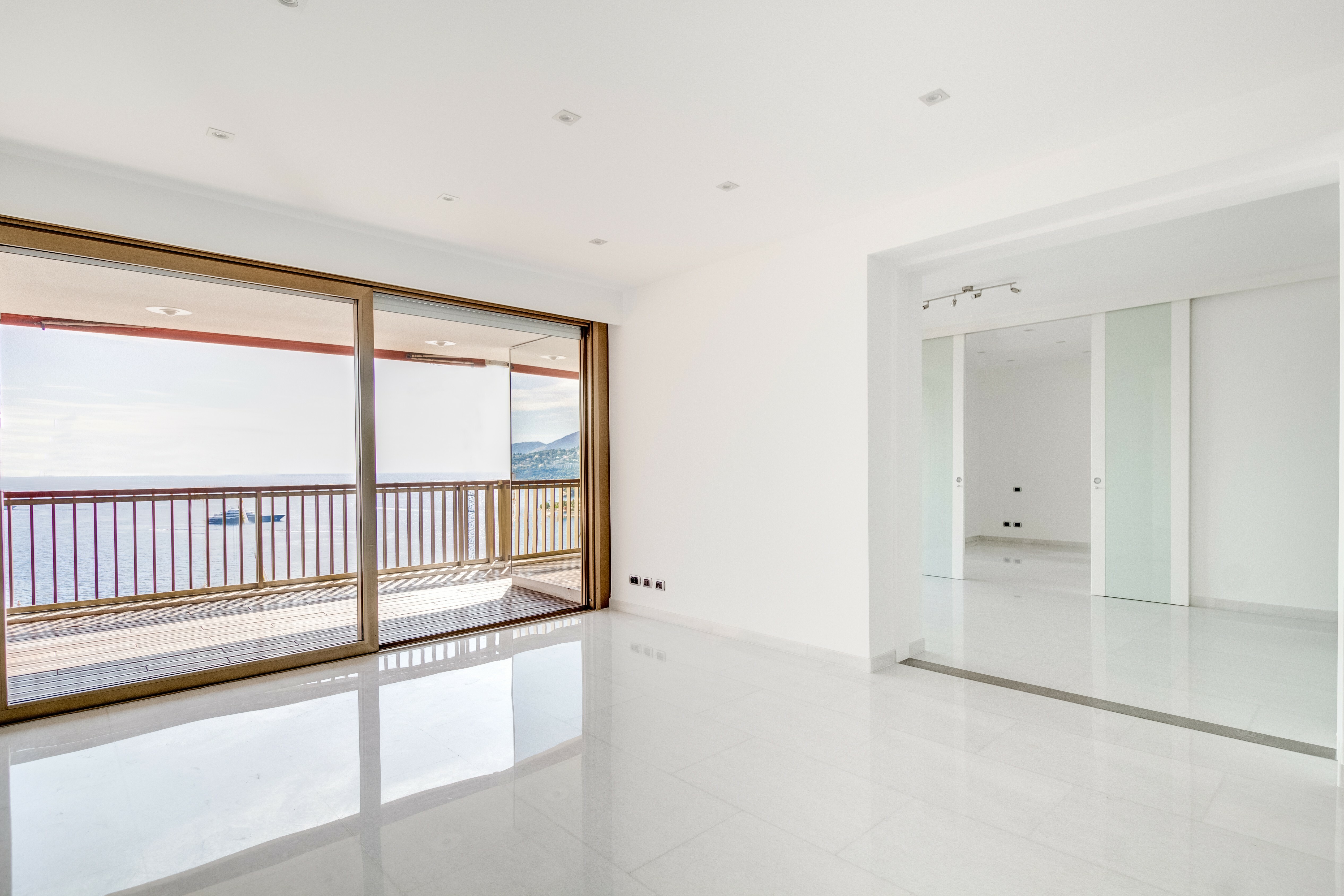 MIRABEAU : Rare appartement de 3 chambres à coucher et  belle vue panoramique