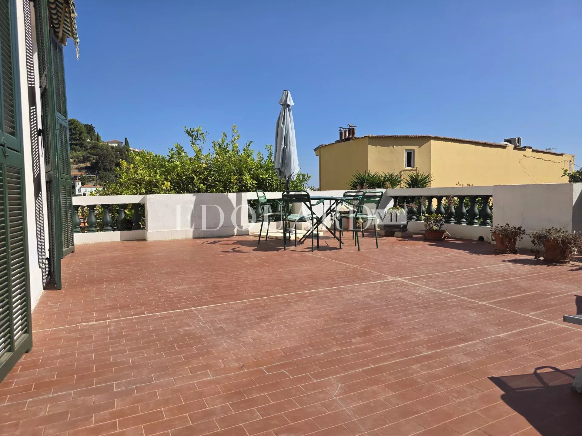 En exclusivité trois pièces à vendre avec splendide terrasse et agréable vue panoramique jusqu’à la mer