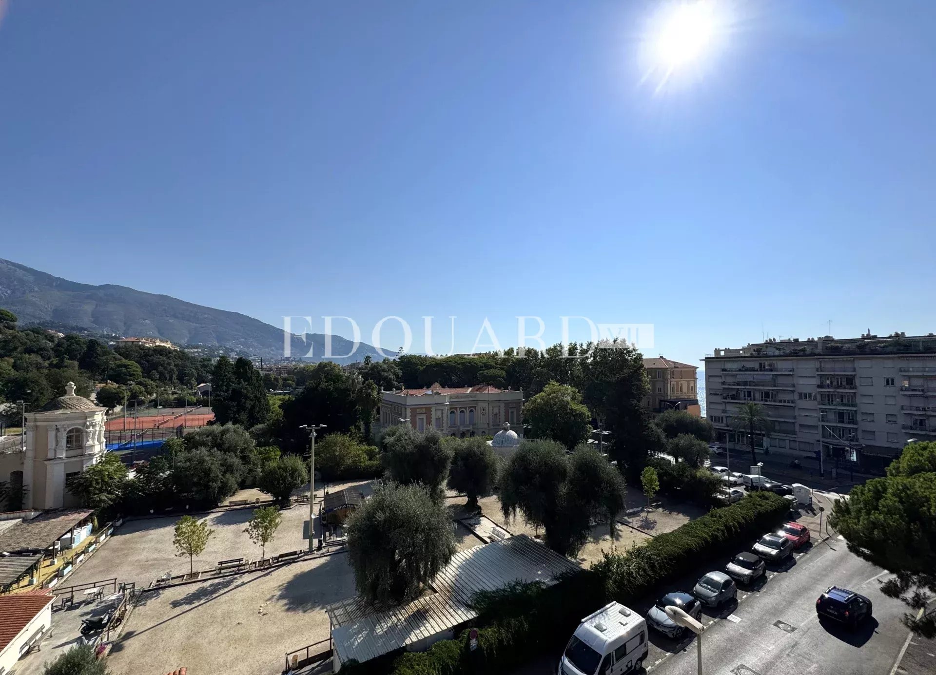 En exclusivité trois pièces à vendre avec terrasse, belle vue dégagée et garage