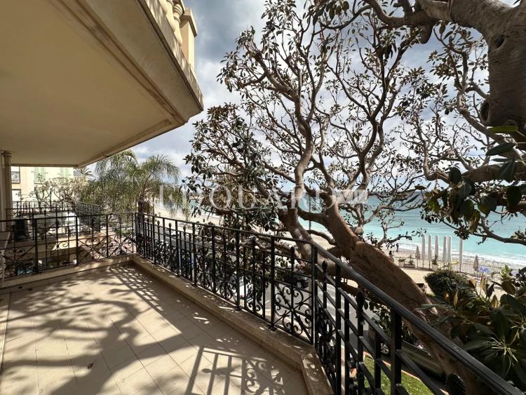 Dans résidence de luxe, deux pièces avec grande terrasse,  belle vue mer,  cave et parking en sous-sol