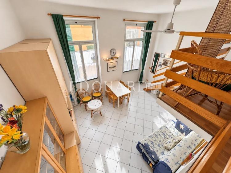 En exclusivité grand studio avec deux chambres en mezzanine, au cœur de la zone piétonne de Menton